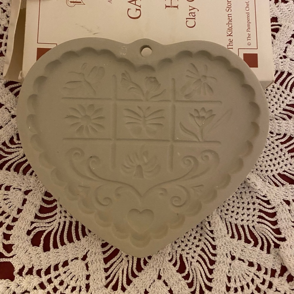 Pampered chef garden of the Hearts clay cookie mold